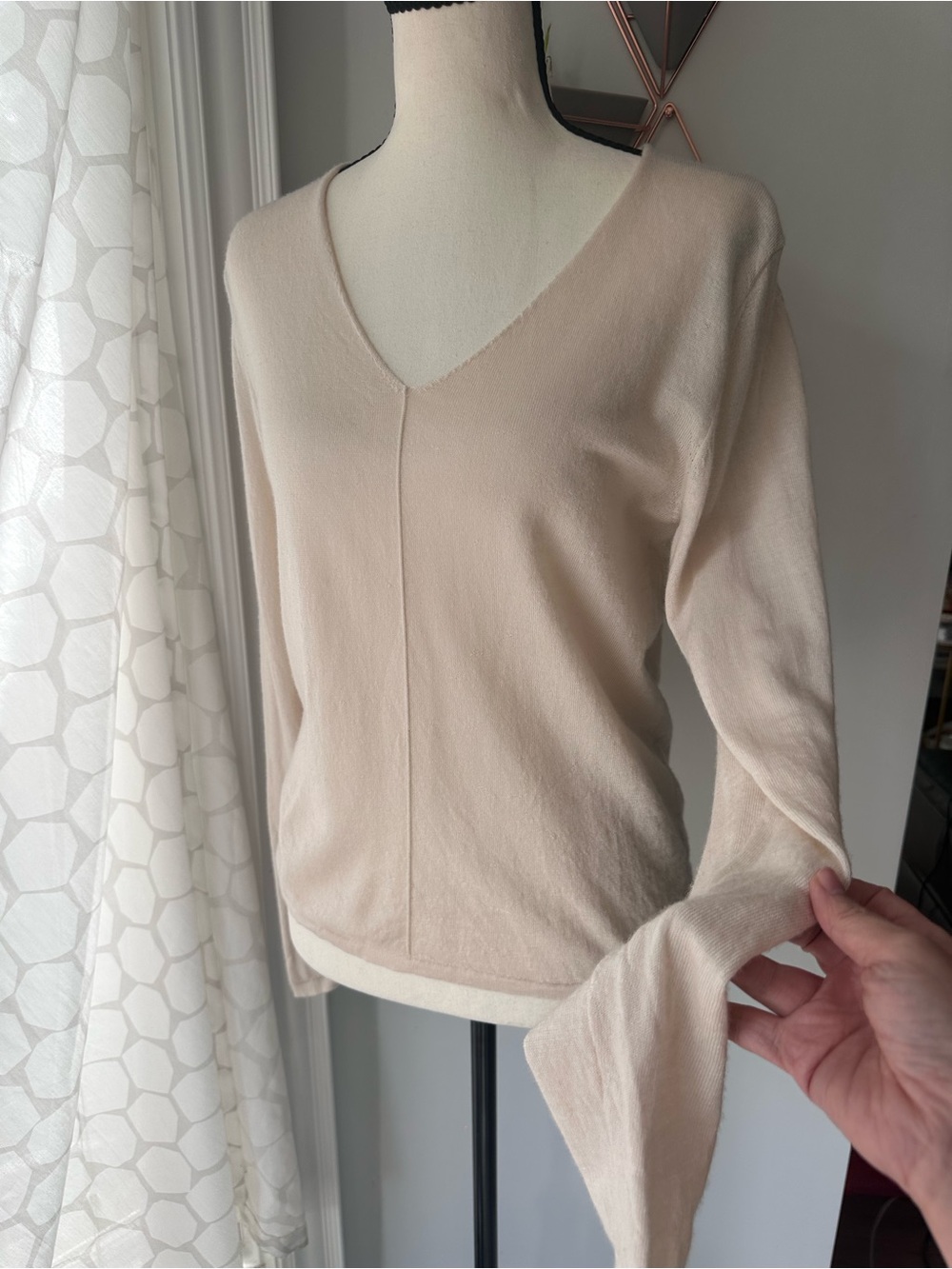 KIT & ACE 100% Merino Wool V-Neck Lightweight Sweater Beige Semi Sheer Sz Small - Picture 3 of 10